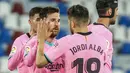 Striker Barcelona, Lionel Messi (tengah) melakukan selebrasi usai mencetak gol pertama timnya ke gawang Levante dalam laga lanjutan Liga Spanyol 2020/2021 pekan ke-36 di Ciutat de Valencia Stadium, Valencia, Selasa (11/5/2021). Barcelona bermain imbang 3-3 dengan Levante. (AP/Alberto Saiz)