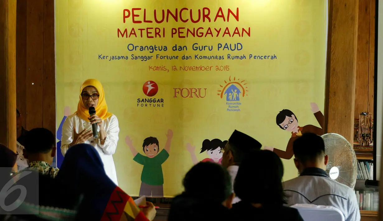 Parenting Komunitas Pencerah Rumah, Nurbaiti Rachmam memberikan materi kepada para orangtua yang hadir dalam acara peluncuran materi pengayaan orangtua dan guru PAUD, Jakarta, Kamis (12/11/2015). (Liputan6.com/Yoppy Renato)