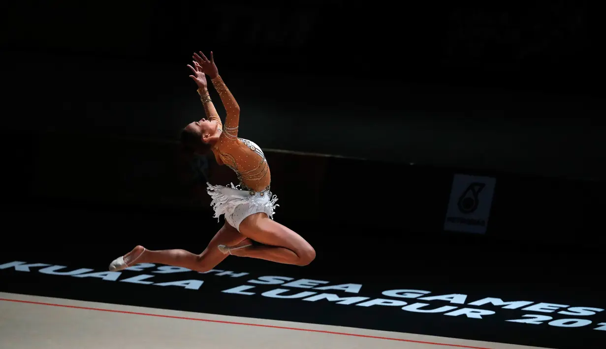 Nabila Evandestiera dari Indonesia saat berkompetisi pada pertandingan Senam Ritmik Putri di kejuaraan SEA Games 2017 di Kuala Lumpur, Malaysia (26/8). (AP Photo / Vincent Thian)