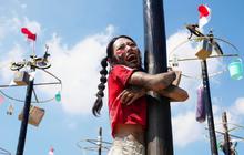 FOTO: Serunya Panjat Pinang di Ancol, 400 Peserta Rebut Hadiah Kemerdekaan