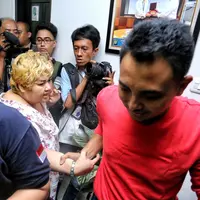 Selain Pretty, polisi juga mengamankan 7 selebriti lain diantaranya berinisial SS pemain film layar lebar, EY, ES, MA, ketiganya merupakan penyanyi dangdut, AH pemain sinetron, GL Model dan DW yang merupakan penyanyi pop. (Adrian Putra/Bintang.com)