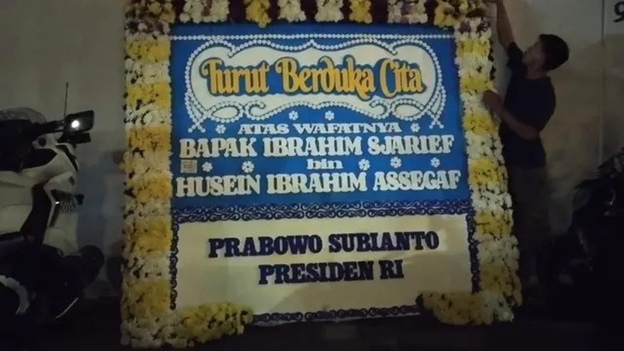 Suasana Rumah Duka Suami Najwa Shihab, Sang Anak Setia di Samping Jenazah Ayahnya