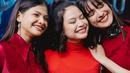 Tampil dengan busana bernuansa merah, para aktris yang sudah banyak menghiasi layar lebar ini pun tampil menawan. Memiliki jarak usia yang berbeda-beda, ketiganya sudah populer dalam berbagai perannya di dunia akting dalam berbagai genre. (Liputan6.com/IG/@sarafajira)