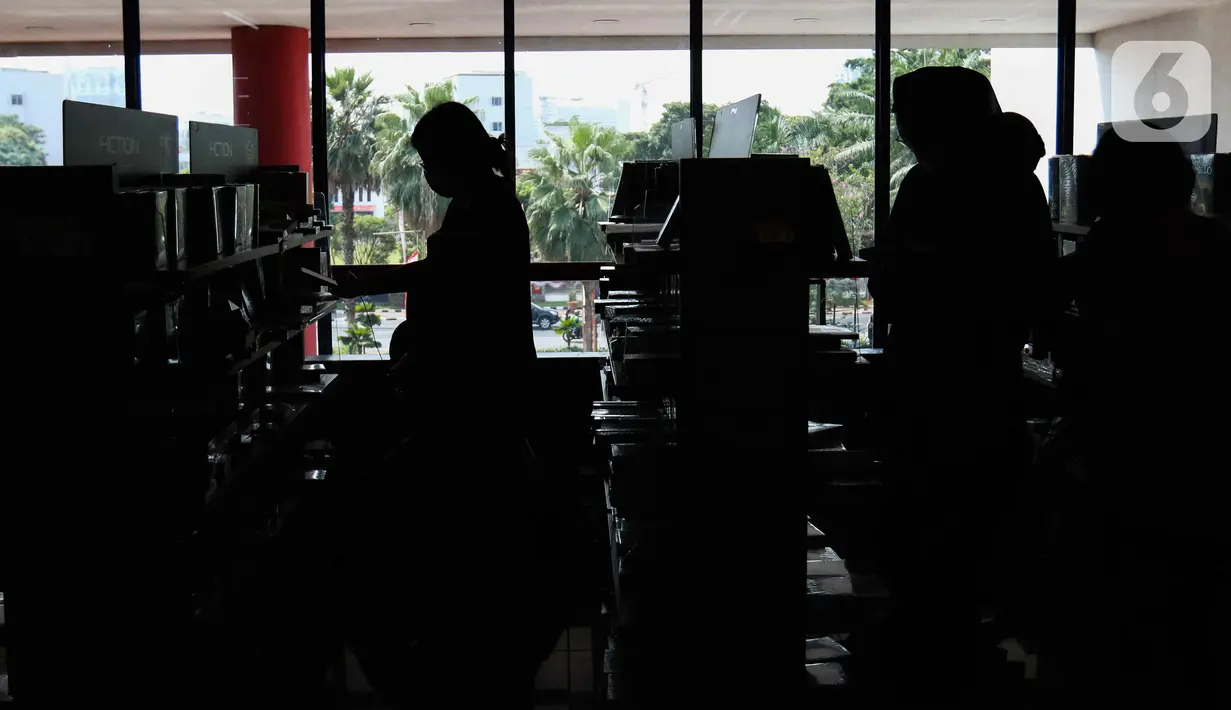 Antrean panjang akibat promo ini juga tidak terhindarkan. (Liputan6.com/Herman Zakharia)