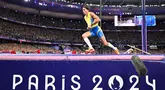Atlet Swedia, Armand Duplantis merayakan rekor dunia baru dengan lompatan setinggi 6,25 meter dalam final lompat galah putra Olimpiade Paris 2024 di Stade de France, Senin (5/8/2024). (Kirill KUDRYAVTSEV / AFP)