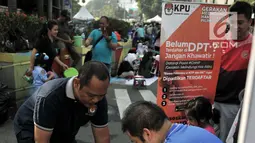 Warga melakukan pendaftaran daftar pemilih tetap (DPT) di kawasan Car Free Day, Jakarta, Minggu (21/10). Di pos pendaftaran ini warga juga dapat mengecek apakah namanya sudah tercantum dalam DPT Pemilu 2019 atau belum. (Merdeka.com/Iqbal S. Nugroho)