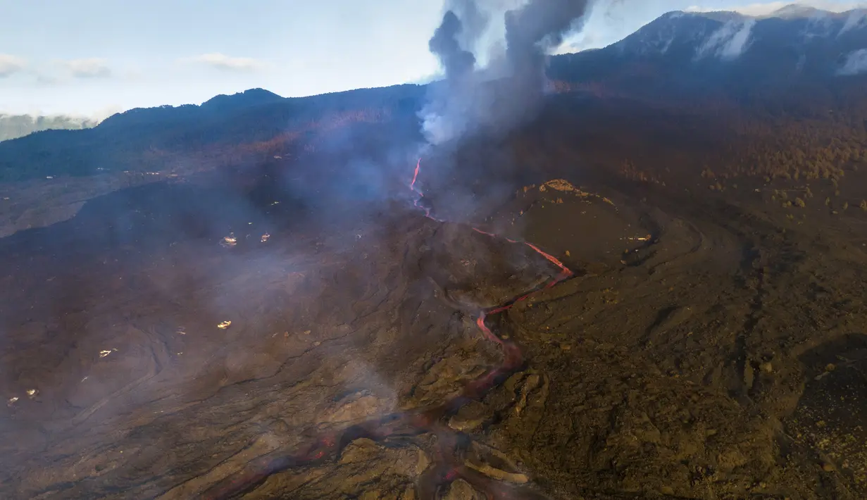 Lava gunung berapi Cumbre Vieja yang meletus mengalir di Pulau Canary La Palma, Spanyol, 28 Oktober 2021. Gunung berapi Cumbre Vieja yang terus meletus mengeluarkan sejumlah besar magma, gas dan abu. (AP Photo/Emilio Morenatti)