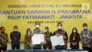 Direktur Utama Bank BTN Haru Koesmahargyo dan Direktur Utama Rumah Sakit Fatmawati Andi Saguni menunjukkan perjanjian kerjasama pada bantuan sarana dan prasarana di RSUP Fatmawati Jakarta, Rabu (26/01/2022). Bank BTN menyalurkan tanggung jawab sosial dan lingkungan (TJSL). (Liputan6.com/HO/BTN)