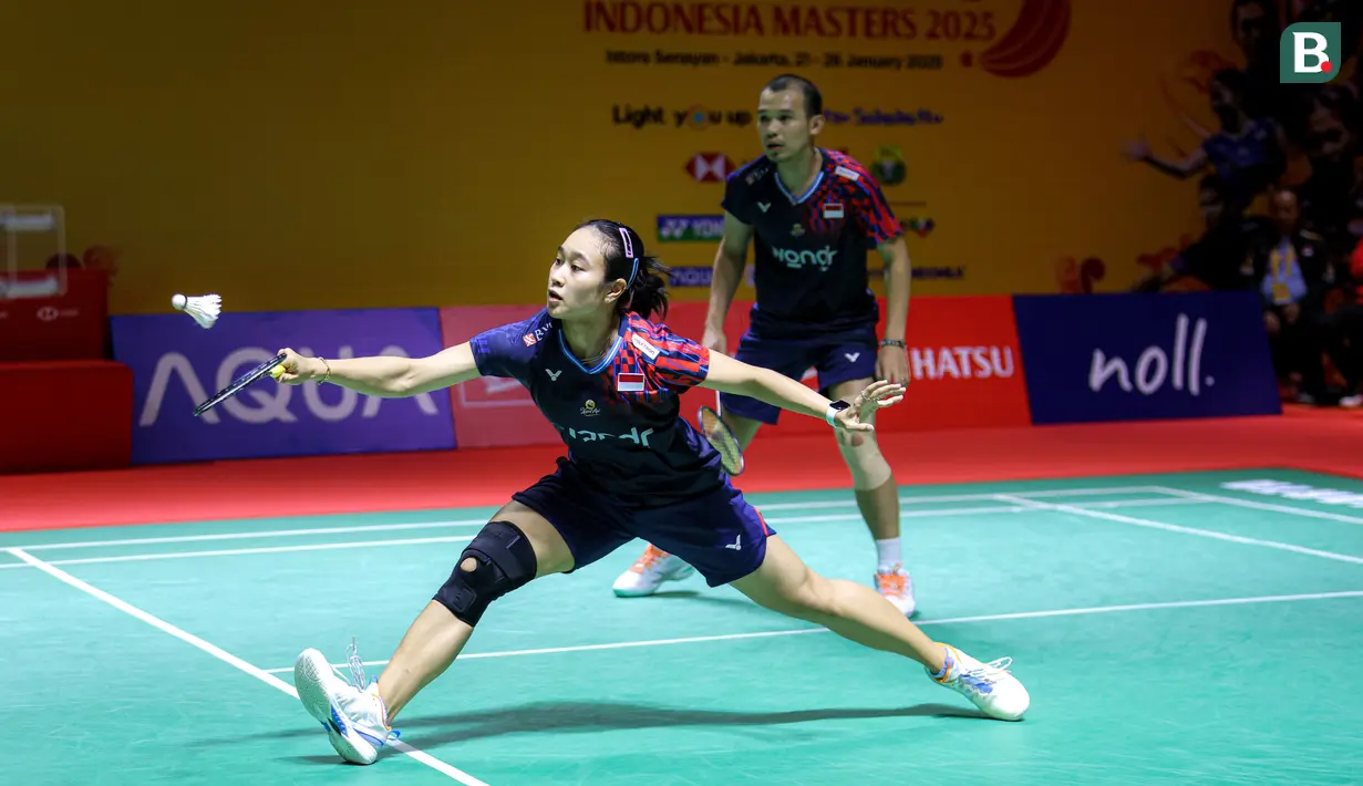 <p>Pebulu tangkis ganda campuran Indonesia, Rinov Rivaldy/Lisa Ayu Kusumawati berusaha mengembalikan kok ke arah pasangan Malaysia, Hoo Pang Ron/Cheng Su Yin pada laga perempat final Indonesia Masters 2025 di Istora Senayan, Jakarta, Jumat (24/01/2025). (Bola.com/Bagaskara Lazuardi)</p>