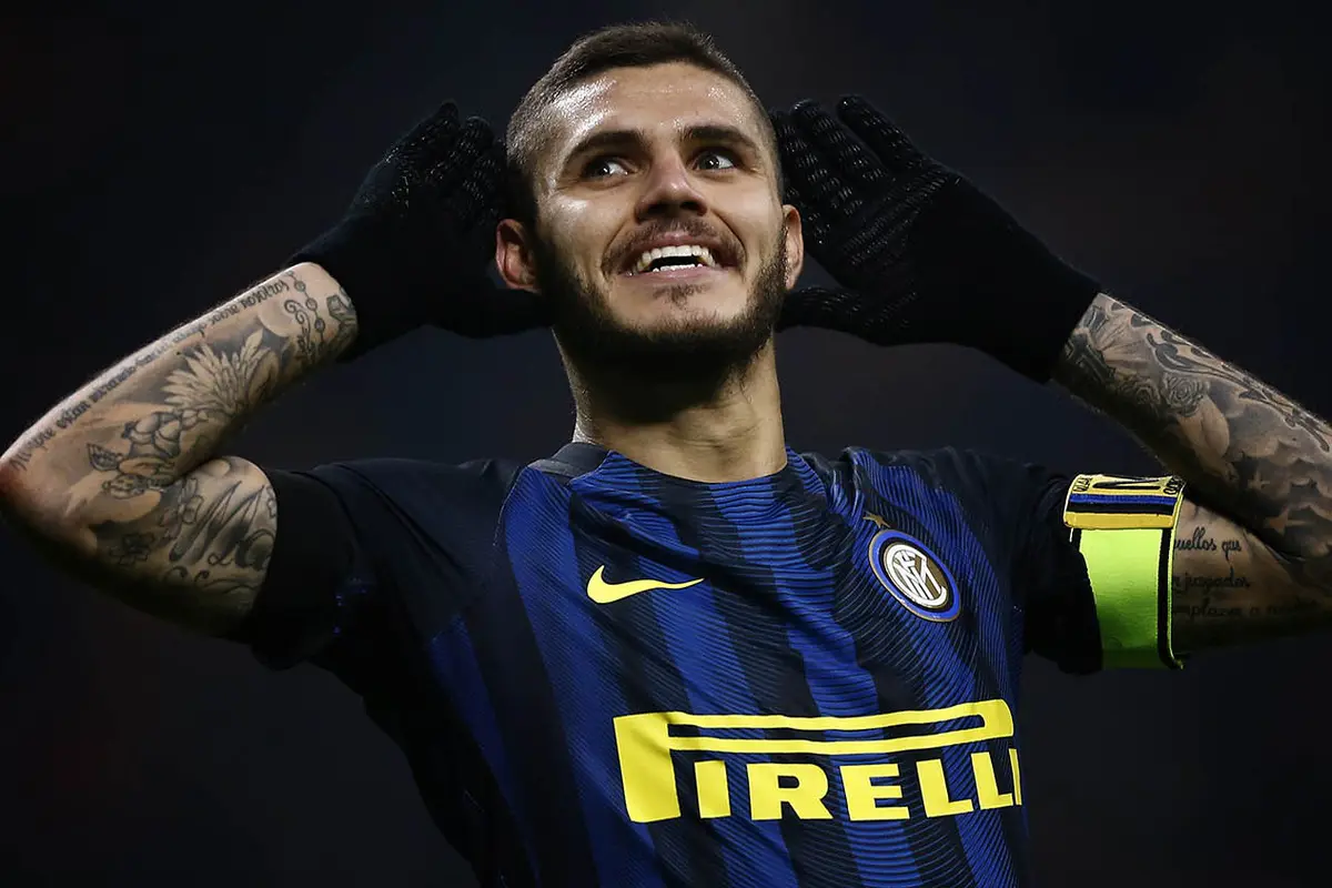 Striker Inter Milan, Mauro Icardi, merayakan gol yang dicetaknya ke gawang Crotone pada laga Serie A di Stadion San Siro, Italia, Minggu (6/11/2016). (AFP/Marco Bertorello)