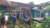 Rumah warga di Kabupaten Situbondo tertimpa pohon akibat angin puting beliung (Istimewa)
