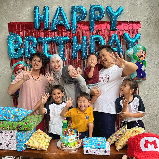 Keluarga Hanung Bramantyo dan Zaskia Adya Mecca. (Foto: Instagram/zaskiaadyamecca)