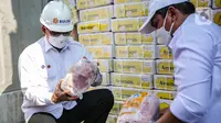 Dirut Bulog Budi Waseso meninjau daging kerbau impor di Terminal Petikemas Tanjung Priok, Jakarta, Kamis (14/4/2022). Adapun pada tahap pertama sebanyak 20 ribu ton daging kerbau telah diimpor pada akhir Maret dan tahap kedua sebanyak 36 ribu ton akan tiba pada lebaran. (Liputan6.com/Faizal Fanani)