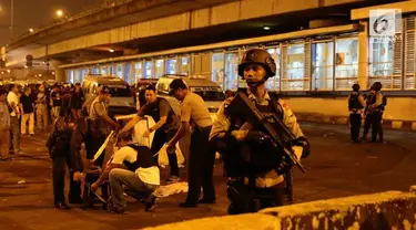 Detasemen Khusus 88 Antiteror menangkap 15 terduga teroris di beberapa wilayah terkait bom Kampung Melayu.  