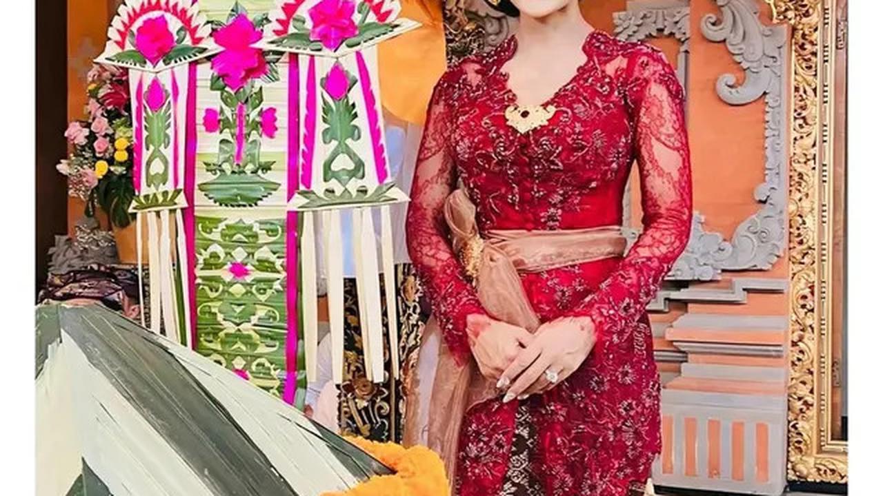 7 Pesona Krisdayanti Kenakan Kebaya Bali Brokat Merah di Nikahan Kakak Sarah Menzel