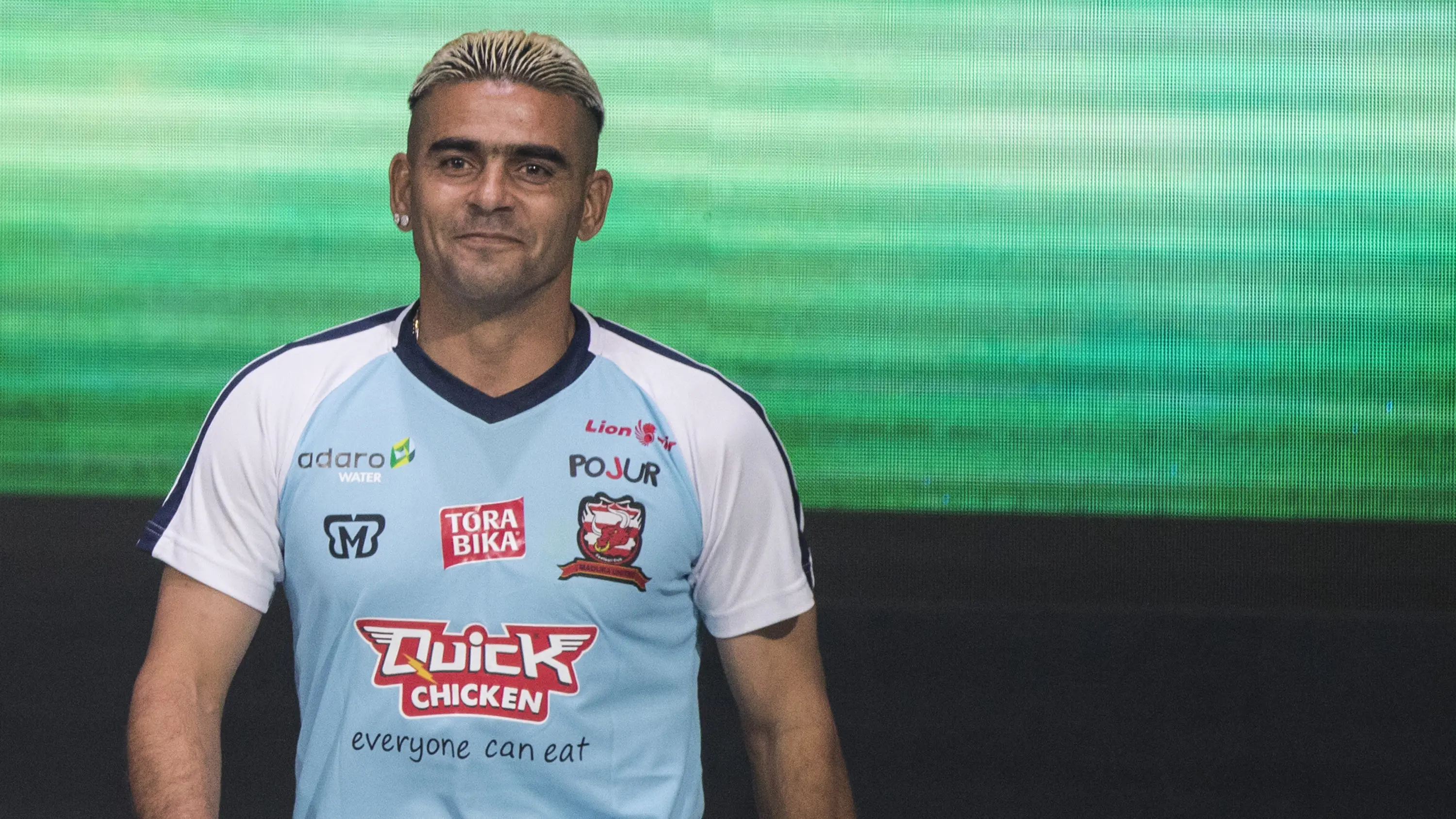 Pemain Madura United, Cristian Gonzales memperkenalkan jersey baru saat peluncuran Liga 1 Indonesia 2018 di Studio 5 Indosiar, Jakarta, Senin (19/3/2018). Liga 1 akan mulai digelar pada Jumat (23/3). (Bola.com/Vitalis Yogi Trisna)