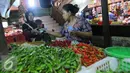 Transaksi jual beli di pasar di Tebet, Jakarta, Senin (1/8). BPS melaporkan Inflasi Juli ini lebih tinggi dari inflasi Juni 2016 sebesar 0,66 persen. (Liputan6.com/Angga Yuniar)