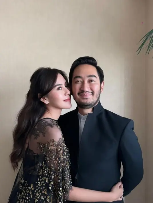Syahnaz Sadiqah bersama sang suami, Jeje Govinda, tampil serasi dalam balutan busana serba hitam. Syahnaz dengan kebaya berpayet, sedangkan Jeje dengan beskap hitam. [@syahnazs]
