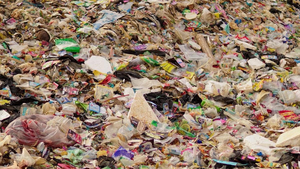 Teluk Labuan yang Dinobatkan Pandawara Sebagai Pantai Terkotor di Indonesia Kembali Penuh Sampah