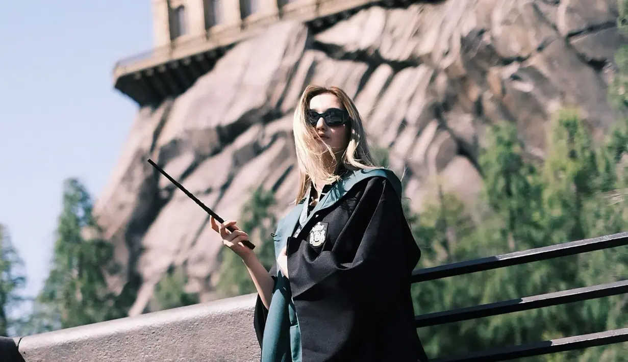 House Slytherin dengan logo ular ini memiliki warna yang khas, yaitu warna hijau. Diketahui bahwa di asrama ini penyihirnya memiliki karakter ambisi, idealis, kepemimpinan, kecerdikan, dan yang paling penting adalah memiliki darah penyihir murni. (Liputan6.com/IG/@rantymaria)