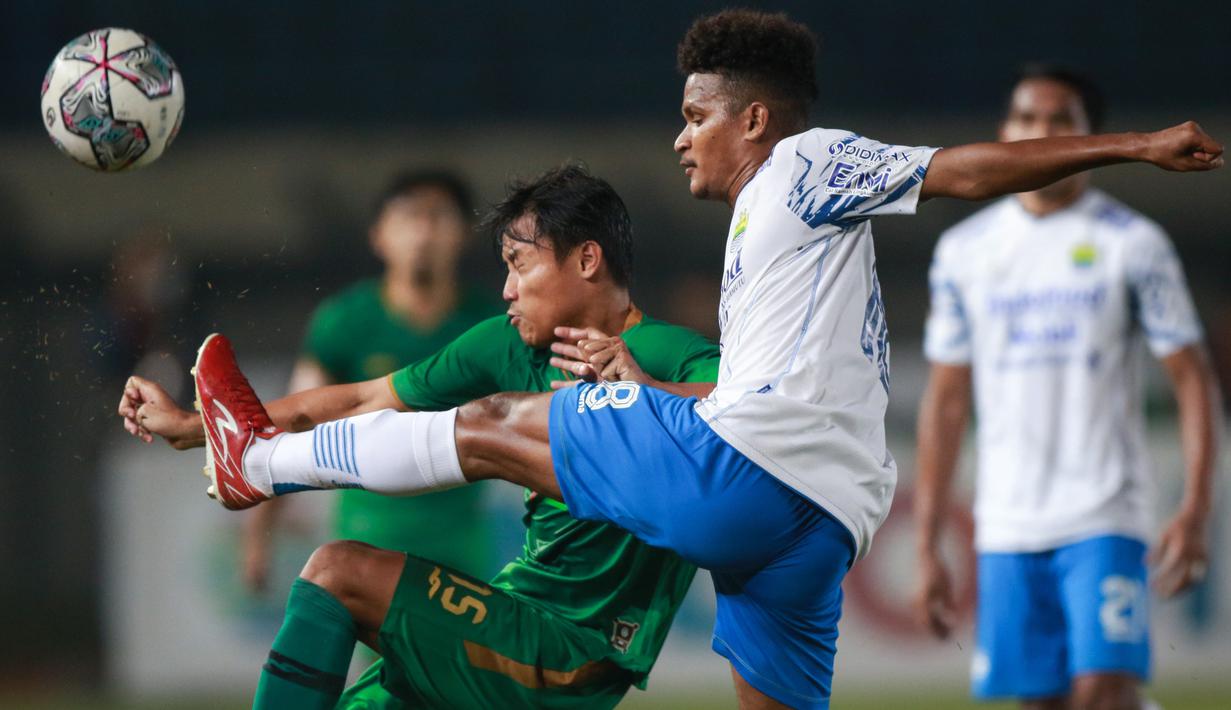 Pemain PSS Sleman, Muhammad Rifqy (kiri) berebut bola dengan pemain Persib Bandung, Ramai Rumakiek saat laga perempat final Piala Presiden 2022 antara Persib Bandung melawan PSS Sleman di Stadion Si Jalak Harupat, Bandung, Jumat (01/07/2022). (Bola.com/Bagaskara Lazuardi)