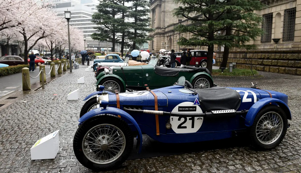 Mobil antik Riley 9 Brooklands tahun 1928 bersama deretan mobil-mobil antik lainnya dipamerkan di depan bangunan kantor pusat Bank of Japan selama acara Japan Classic Automobile 2016 di Tokyo, Minggu (4/3). (AFP/Toshifumi Kitamura)