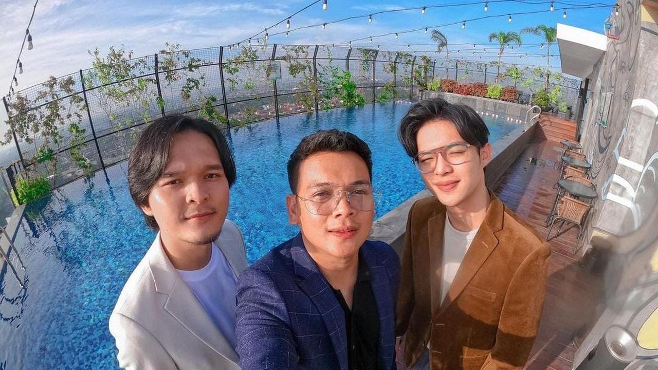 Grup musik Adam Vibes segera merilis single berjudul Kembali untuk Hatiku. Ini menjadi lagu perdana usai Rey Mbayang cs mengubah formasi