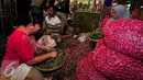 Sejumlah pedagang merapihkan bawang merah di Pasar Induk Kramat Jati, Jakarta, Selasa (16/6/2015). Harga bawang merah menembus harga 30ribu per kg atau mengalami kenaikan sekitar Rp2000. (Liputan6.com/Yoppy Renato)