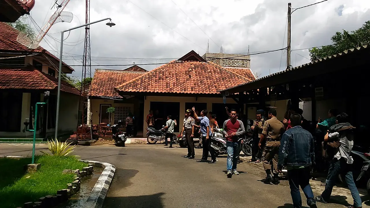 Tower Roboh, Seisi Gedung DPRD Sumenep Kocar - Kacir