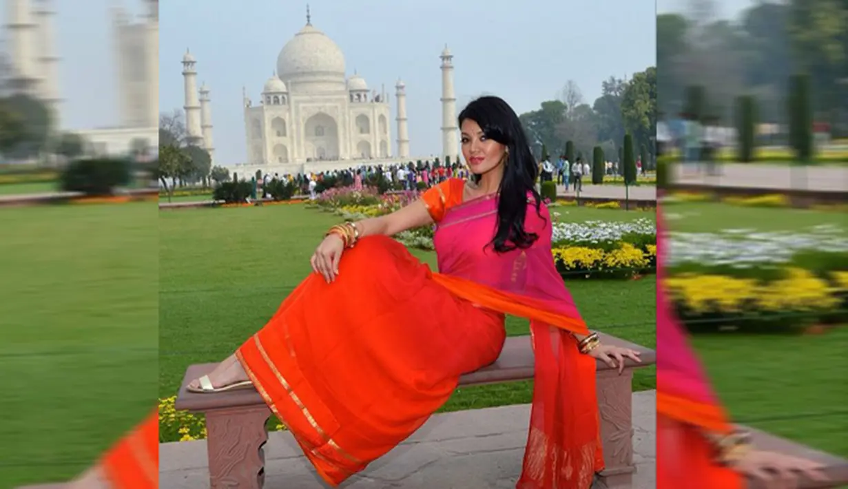 Cheff terkenal dan berparas cantik, Farah Quinn bergaya ala perempuan India dengan busana sari di depan Taj Mahal. (instagram.com/farahquinnofficial)