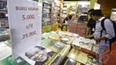 Jakarta Book Fair menawarkan buku-buku dengan harga murah kepada para pengunjung. Buku-buku yang dijual dengan harga Rp3.000, Rp5.000, dan Rp10.000, Jakarta, Jumat (23/05/2014) (Liputan6.com/Faizal Fanani).