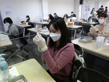 Petugas medis menghadiri pelatihan cara memberikan suntikan vaksin virus corona di Asosiasi Perawat Korea di Seoul, Korea Selatan (17/2/2021).  Korea Selatan berencana untuk memulai inokulasi virus COVID-19 dengan vaksin AstraZeneca pada 26 Februari mendatang. (AP Photo/Ahn Young-joon)