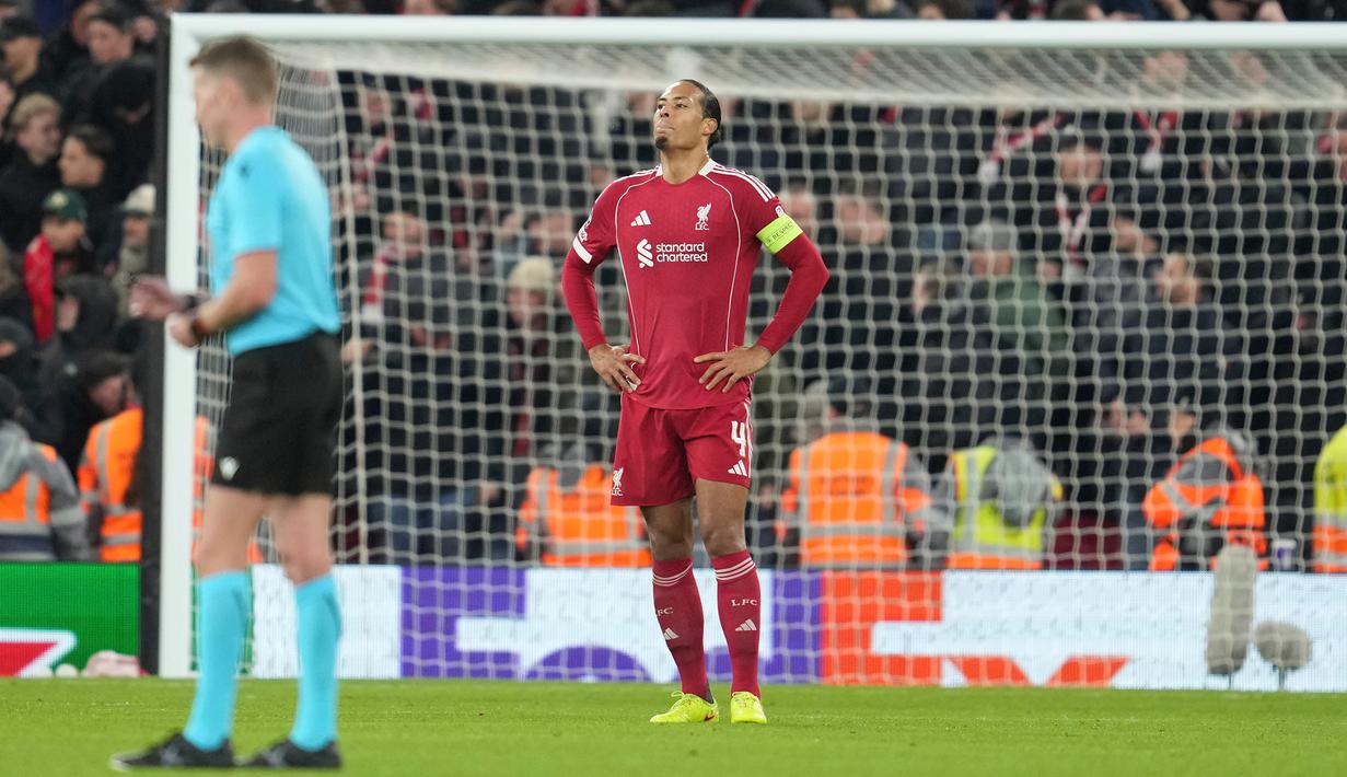 Reaksi kecewa pemain Liverpool, Virgil Van Dijk setelah kalah 1-4 dari PSV dalam laga Liga Champions 2025/2026 di Anfield, Liverpool, Rabu (26/11/2025) waktu setempat. (AP Photo/Jon Super)