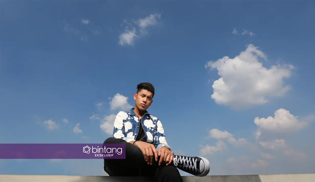 Single yang dirilis pada Maret 2017 silam itu, Jaz mengaku pertama kalinya menyanyikan lagu milik orang. Lagu Kasmaran lebih ke orang yang sudah pendekatan tapi sok nggak tahu, menyembunyikan perasaan. (Bambang E. Ros/Bintang.com)