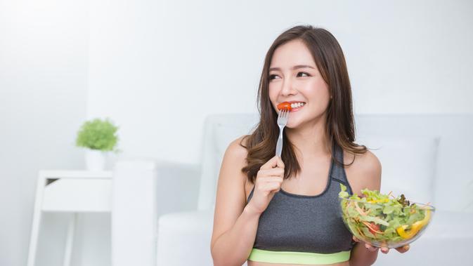 ilustrasi perempuan makan sayur/copyright Shutterstock