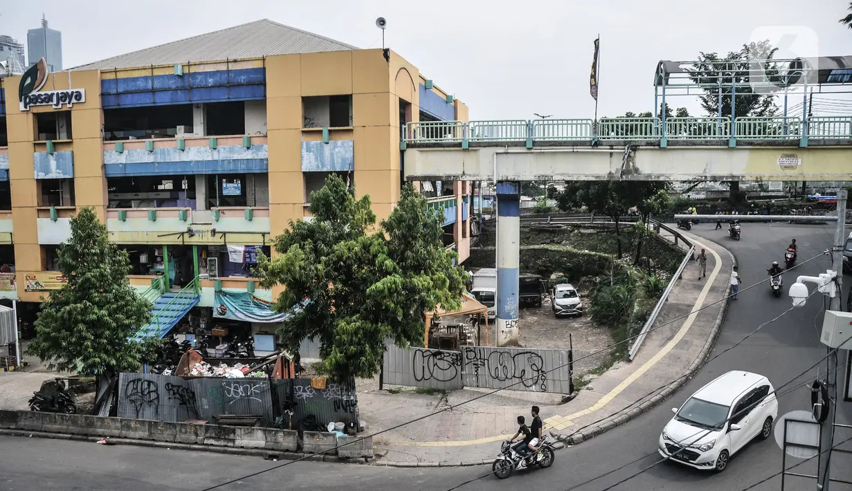 Suasana Blok G Pasar Tanah Abang, Jakarta, Rabu (30/11/2022). Datangnya pandemi Covid-19 pada 2020 memperparah kondisi Blok G Pasar Tanah Abang. Menurut pedagang, sejak satu tahun lalu semua pedagang yang berada di lantai 2 dan 3 terpaksa dipindahkan ke lantai bawah akibat sepinya pedagang yang membuka atau menyewa kios. (merdeka.com/Iqbal S. Nugroho)