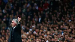 Pelatih Real Madrid, Carlo Ancelotti memberi instruksi kepada anak asuhnya pada laga Liga Spanyol di Santiago Bernabeu, Spanyol, (1/3/2015). Real Madrid bermain imbang dengan Villareal (1-1).  (Reuters/Susana Vera)