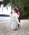 Pesinetron Boy Hamzah dan istri, Rina Amalia selalu menunjukkan kemesraan didepan anak-anaknya. Pasangan ini membina rumah tangga sejak 19 Januari 2013.Dan kini telah dikaruniai dua orang buah hati. (Bambang E. Ros/Bintang.com)