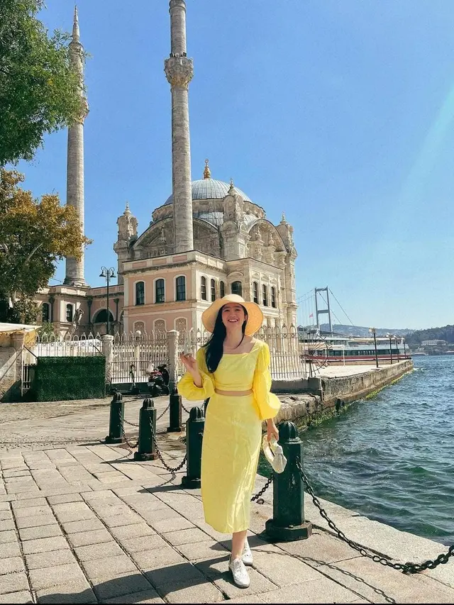 Inspirasi Outfit Liburan Febby Rastanty