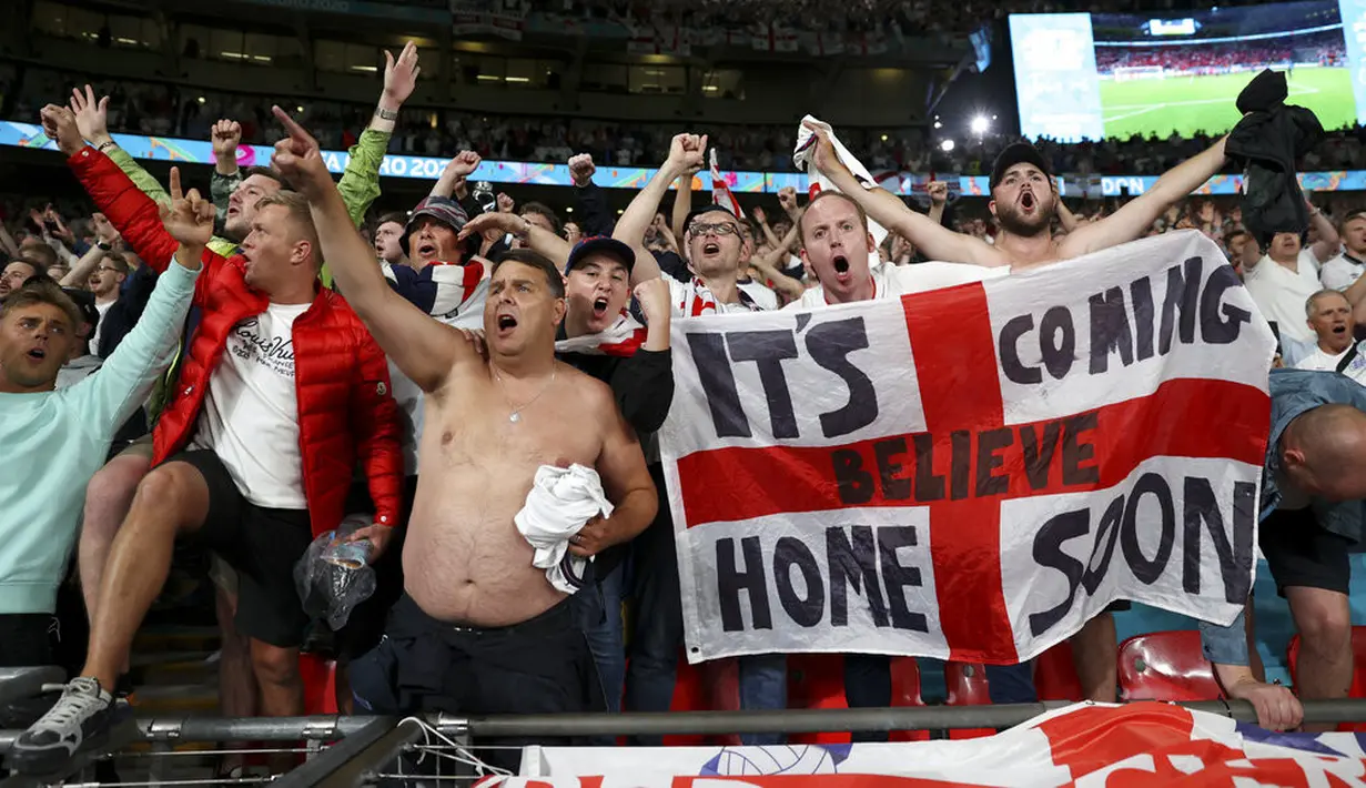 Fans Inggris merayakan kemenangan timnya atas Denmark pada akhir semifinal Euro 2020 di Wembley Stadium, London, Kamis dinihari WIB (8/7/2021). Inggris melaju ke babak final Euro 2020 melawan Italia setelah mengalahkan Denmark dengan skor 2-1. (AP Photo/Carl Recine, Pool)