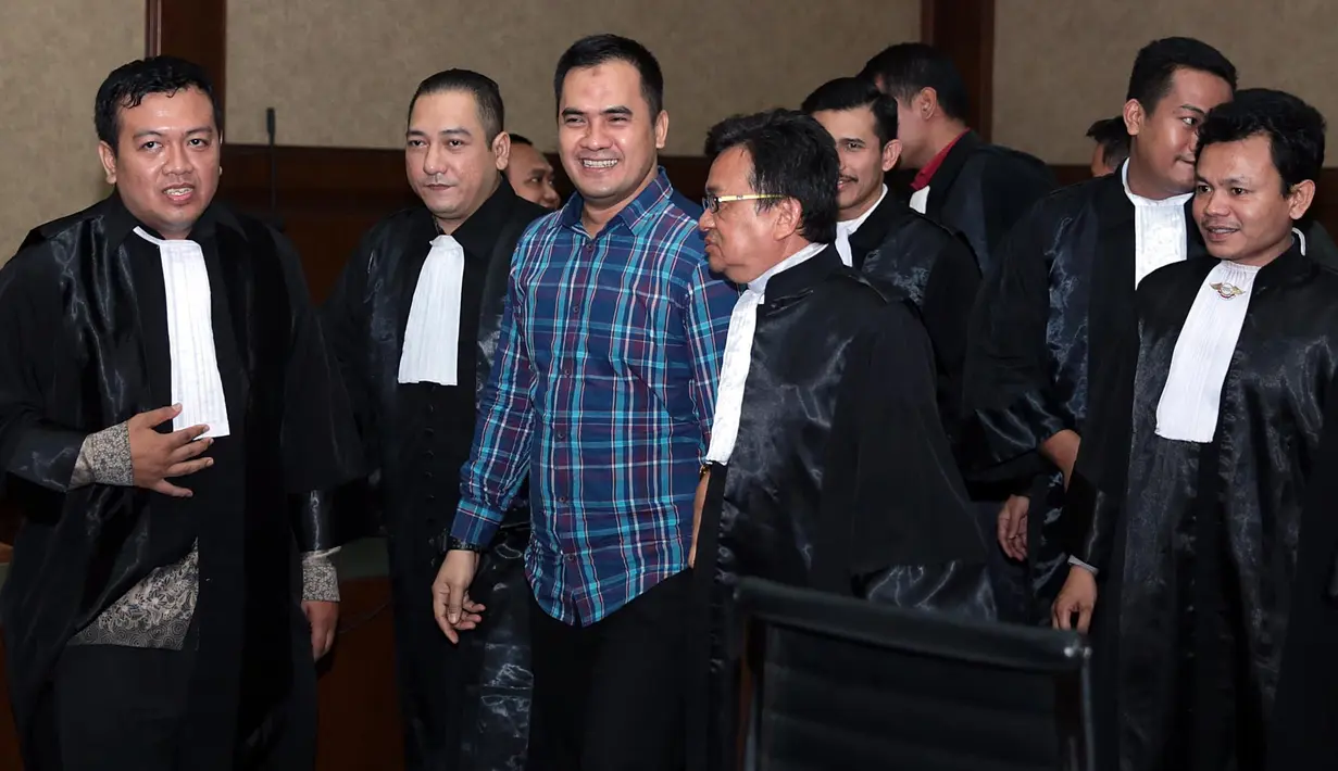 "Doanya mudah-mudahan akan ada keajaiban. Bismillah, terimakasih teman-teman media atas support nya selama ini. Buat mantan pacar saya terimakasih banyak. Bust fans juga," ucap Saipul Jamil terus tiup lilin. (Deki Prayoga/Bintang.com)