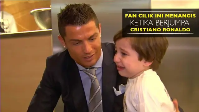 Cristiano Ronaldo menyempatkan diri menemui fan cilik yang selamat dari Bom di Libanon 12 November 2016