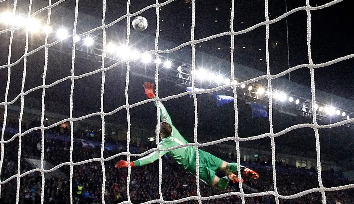 Penyelamatan kiper MU, David De Gea saat tampil melawan CSKA Moskow pada laga Liga Champions di Stadion Khimki Arena, Rusia, Rabu (21/10/2015). (Reuters/Maxim Shemetov)