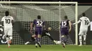 Kiper Fiorentina, David De Gea (tengah) menepis tendangan penalti pemain AC Milan, Theo Hernandez (kanan) pada laga lanjutan Liga Italia 2024/2025 di Artemio Franchi Stadium, Florence, Italia, Senin (07/10/2024) dini hari WIB. (AP Photo/LaPresse/Massimo Paolone)