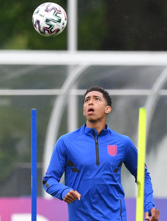 Gelandang Inggris, Jude Bellingham mengontrol bola saat mengikuti latihan di Tottenham Hotspur training di London (21/6/2021). Inggris akan bertanding melawan Republik Ceko pada grup D Euro 2020 di Stadion Wembley. (AFP/Justin Tallis)