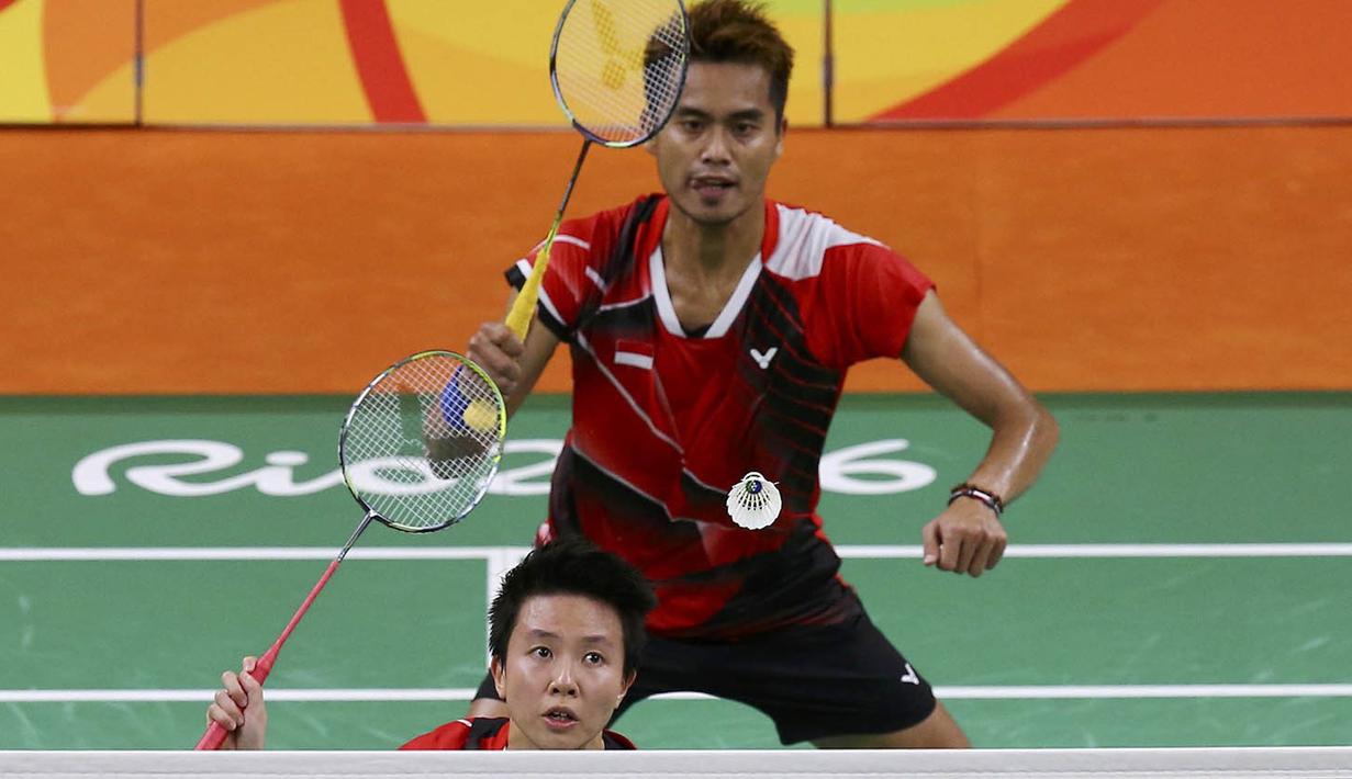 Tontowi Ahmad/Liliyana Natsir menang 21-16 dan 21-11 atas rekan senegaranya Praveen Jordan/Debby Susanto. (Reuters/Marcelo Del Pozo)