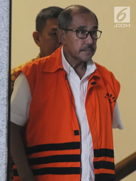 Bupati nonaktif Bandung Barat, Abubakar berjalan keluar seusai pemeriksaan di gedung KPK, Jakarta, Jumat (3/8). Berkas perkara Abubakar terkait dugaan suap kepentingan pilkada di Bandung Barat siap dilimpahkan ke penuntut umum. (Merdeka.com/Dwi Narwoko)