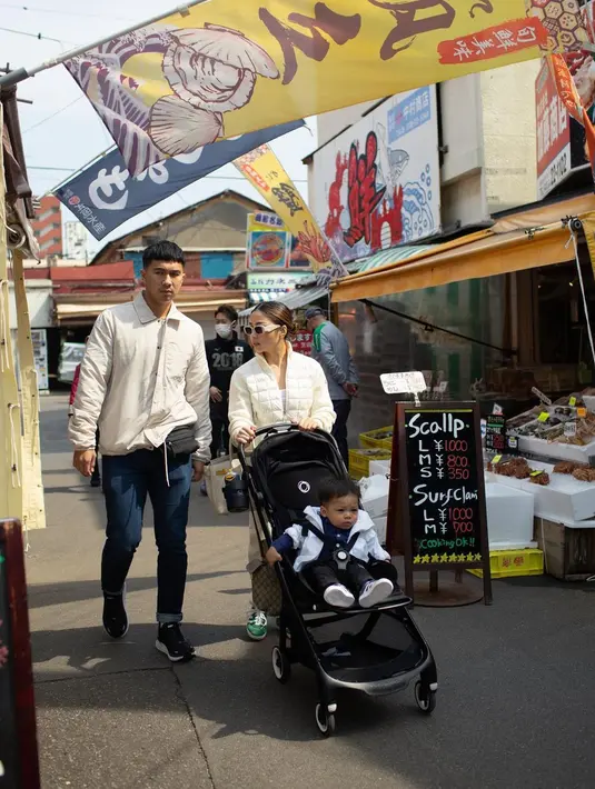Pasalnya, ibu satu anak itu terlihat berkelas meski dengan padu padan outfit yang simpel.  [Foto: IG/nikitawillyofficial94].