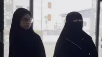 Celine Evangelista Nangis Haru Saat Antar Jemima Masuk Pondok Pesantren