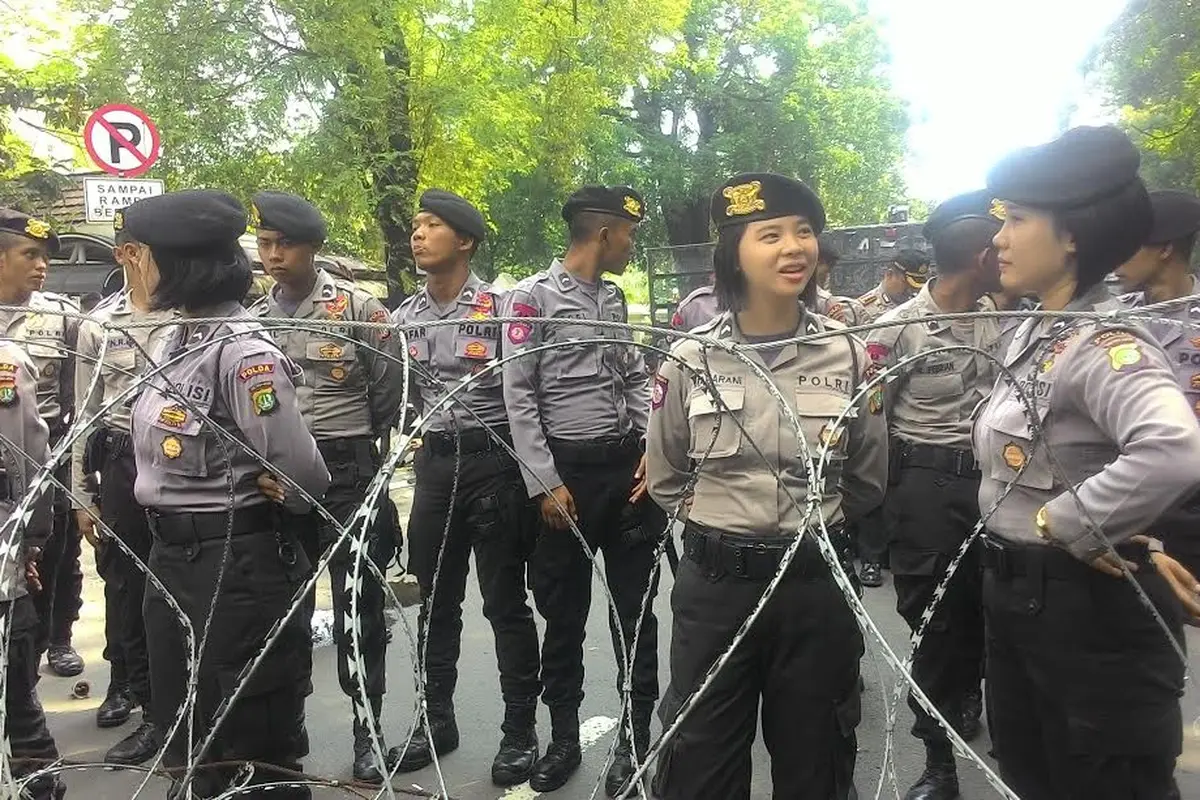Polwan menjaga demo buruh